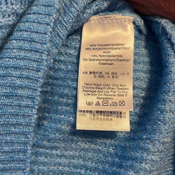 NWT DKNY Jeans Women’s Blue Sweater With Button Detail Around Shoulder Size XL - Picture 8 of 9